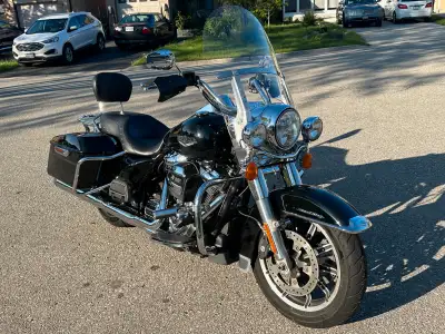 Milwaukee Eight: 107 cu. in. H-D Factory Security System and Cruise control One-Touch Opening Saddle...