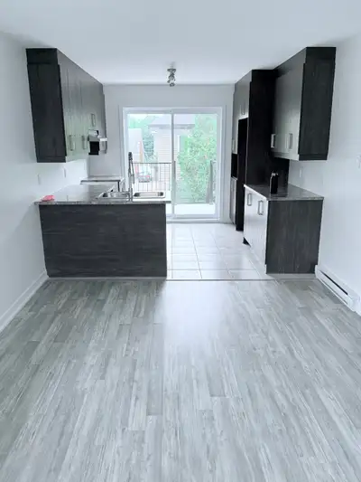 VERSION FRANÇAISE TRÈS GRAND 5½ NEUF (2022) 1 300 pi² Montée Saint-Hubert | Disponible 1er août 2 00...