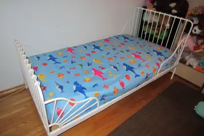 Baby Shark Twin Sheet Set w/3 plastic shark family members, View more