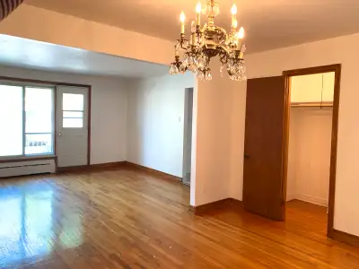 GRAND APPARTEMENT 6 1/2 à louer + PARKING + COUR ARRIÈRE