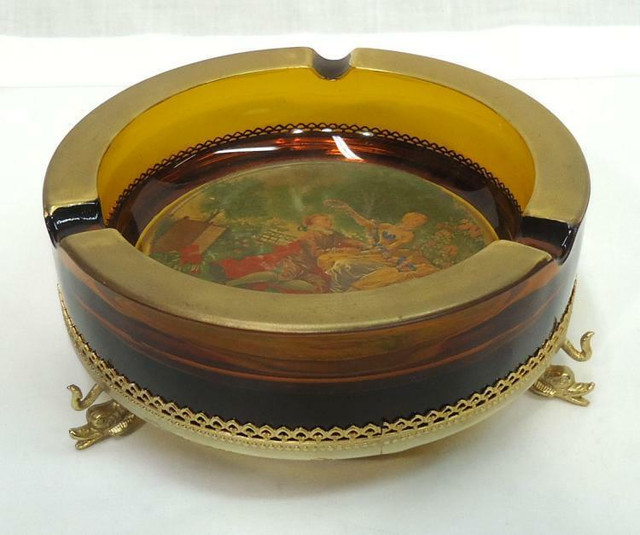 H.P. Amber Ashtray, Dolphin Feet in Arts & Collectibles in Gatineau
