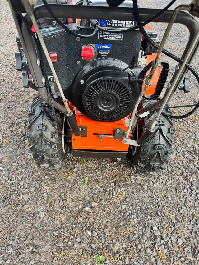 souffleuse a neige husqvarna 30po in Snowblowers in Trois-Rivières - Image 9