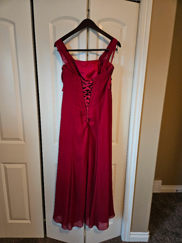 Red Grad dress in Women's - Dresses & Skirts in Saskatoon - Image 2