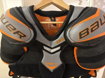 Get ready to hit the ice with these Bauer ONE.4 shoulder pads, designed for hockey players seeking r...