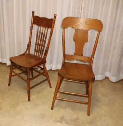 Chaises Pressback antique (1920-1930) 25$ou... A1 livré si..., View more