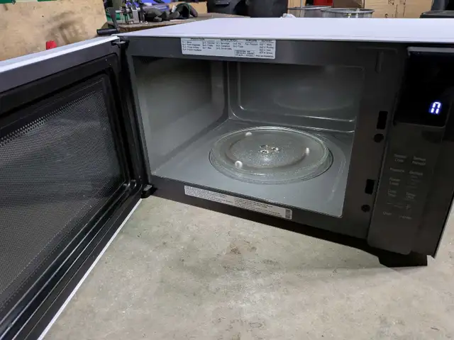 LG microwave in Microwaves & Cookers in Markham / York Region - Image 3