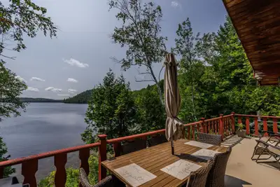 Maison au LAC MONTJOIE À LOUER À LOUER*** Bail 12 MOIS @ 2450$ PAISIBLE ET MAGNIFIQUE PROPRIÉTÉ SUR...
