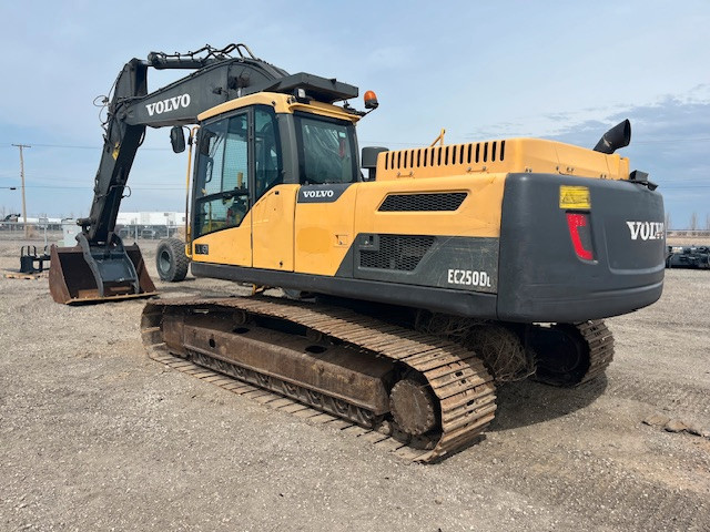 2012 Volvo EC250DL excavator with hydraulic thumb and 2 buckets! in Heavy Equipment in Edmonton
