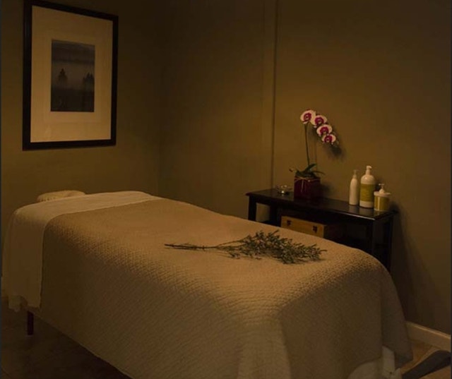 Best massage downtown Lisa's place NEW NEW WAXING Services de