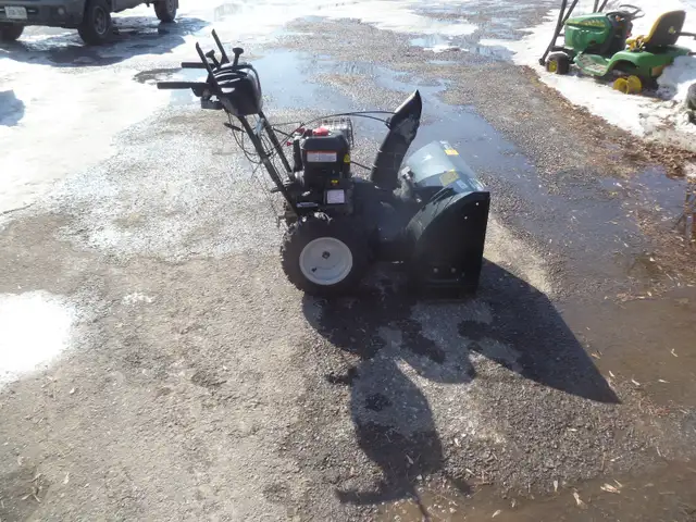 30" Yardworks/Mtd 305cc snowblower in Snowblowers in Ottawa - Image 2