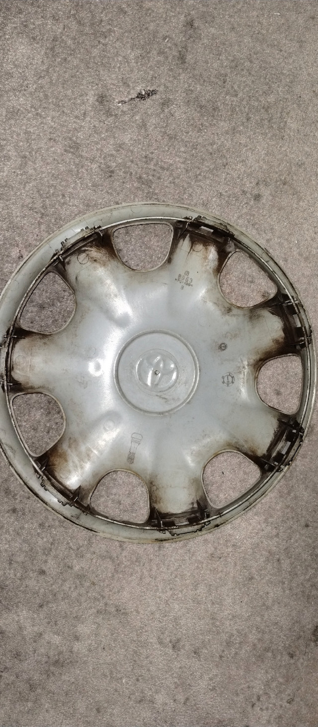 Toyota original hubcap 14 inch  dans Pièces de véhicules, pneus, accessoires  à Ville de Montréal - Image 2