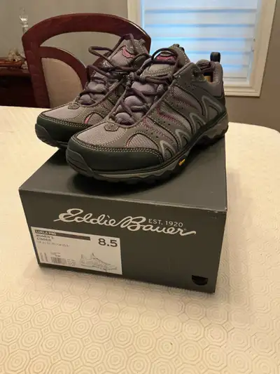 Women’s 9 Hiking Shoe, View more