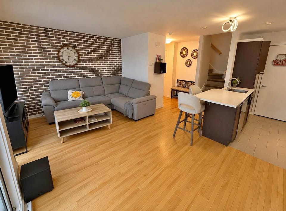 Grand 4 1/2 sur 2 étages, 1100 pieds carré — photo 1