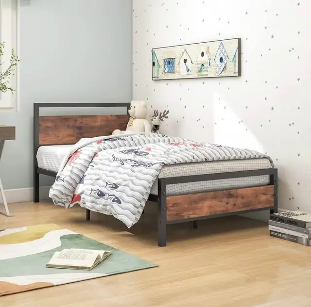 Lit Simple en Métal avec Tête de Lit en Bois in Beds & Mattresses in Laval / North Shore - Image 2