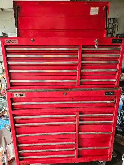 2 coffres a outils vides avec 21 tiroirs en tout 41 X 18 X 58 po Je met l'annonce pour quelqu'un