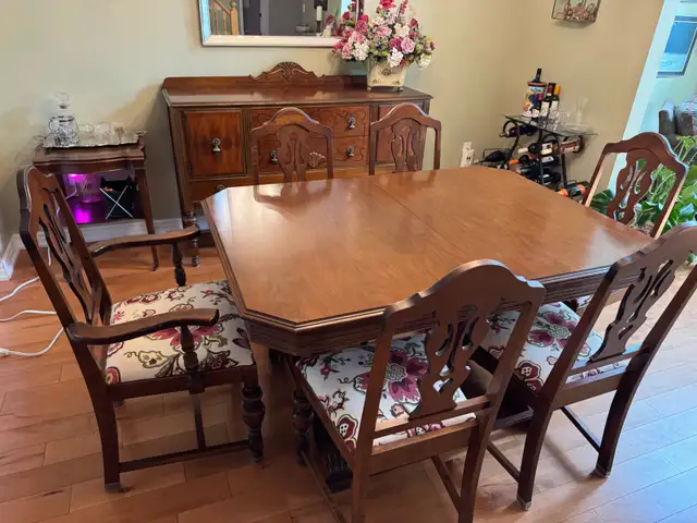 Dining Room Table and Chairs Set in Dining Tables & Sets in Hamilton - Image 3