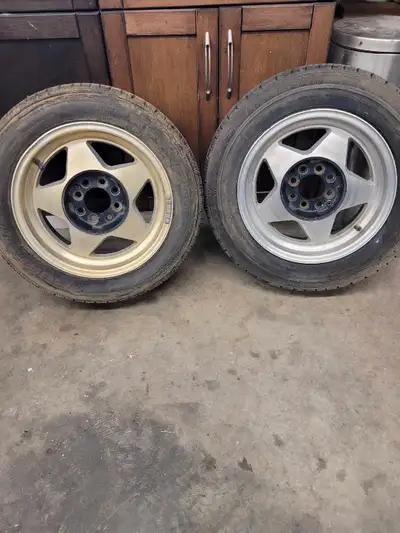 15 " foxbody 4 bolt rims. Not sure of other bolt pattern. Set of 4. Missing center caps. Tires no go...
