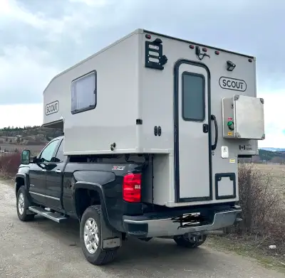 Well-kept four-season camper - Queen RV bed (always used with a mattress cover and memory foam toppe...