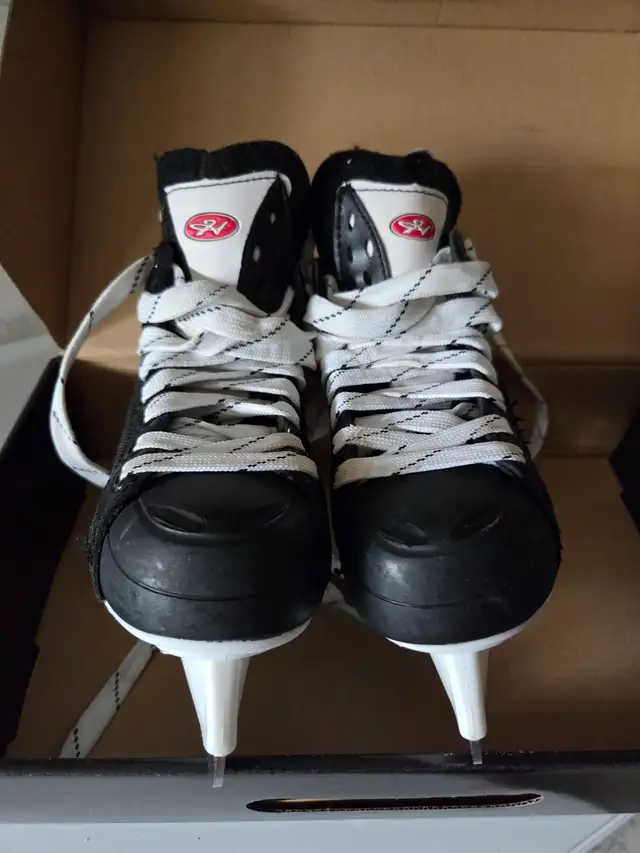 Hockey skates Youth size 13 in Skates & Blades in Markham / York Region - Image 8