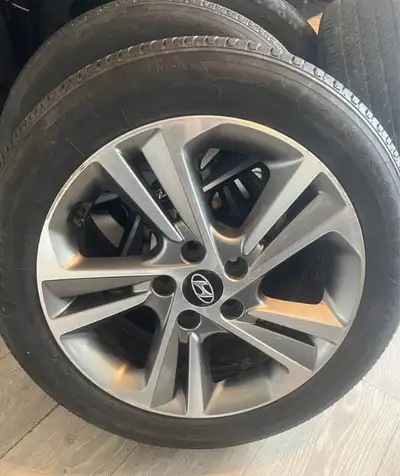 Lot de 4 pneu 205/55r17 ayant servi 1 seul été + Mags 17'' Hyundai à vendre. Était sur Hyundai sonat...