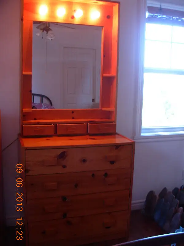 Meubles en pin solide/pine furniture,bureau avc mirroir,etagere in Bookcases & Shelving Units in City of Montréal - Image 3