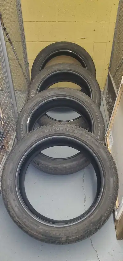Bonjour, Je vends un ensemble de 4 pneus d'hiver de qualité supérieure de marque Michelin X-Ice, de...