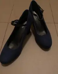 Woman’s shoes size 8
