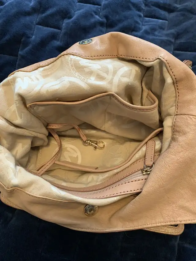 Michael Kors Vintage bag in Women's - Bags & Wallets in Mississauga / Peel Region - Image 7