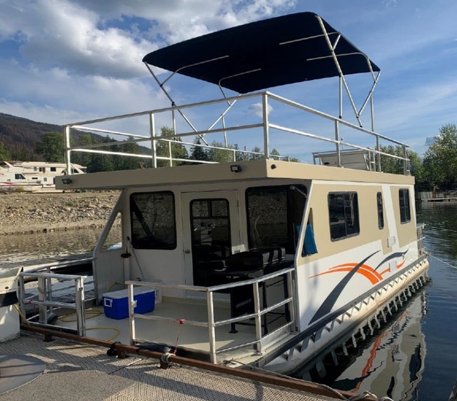 30' houseboat, in Sicamous. Like new. Other Kamloops Kijiji