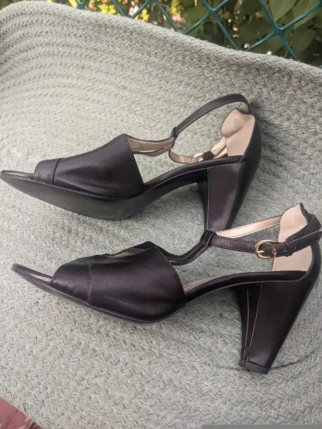 Tahari T-strap shoes - size 9 in Women's - Shoes in Calgary - Image 4