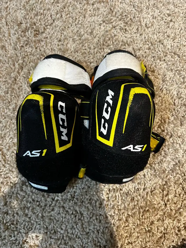 Youth Hockey Elbow Pads Size M in Hockey in Calgary - Image 3