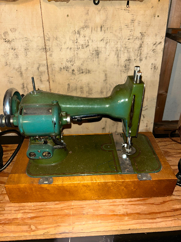 Moulins à coudre antique. Vintage sewing machines dans Loisirs et artisanat  à Laval/Rive Nord - Image 3
