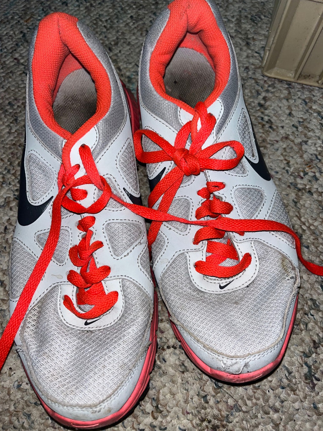 Nike sneakers/chaussures de sport rouge et gris  dans Autre  à Ville de Montréal