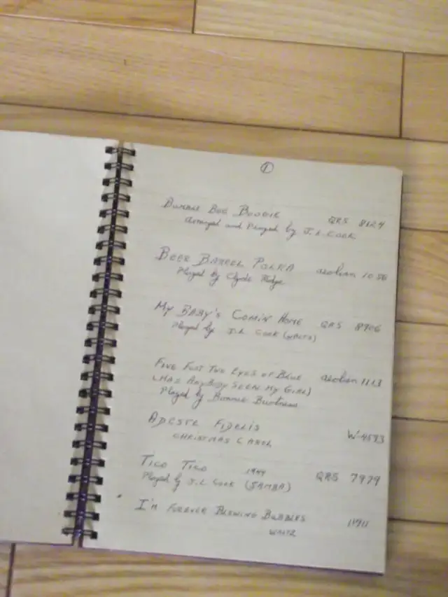 Player Piano with rolls/bench and cabinet in Pianos & Keyboards in City of Halifax - Image 8