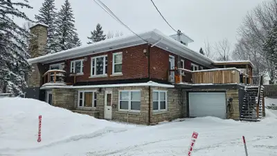Chambres à louer dans une grande maison à 3 étages. Chambre de 12' X 12' avec un grand garde-robe, e...