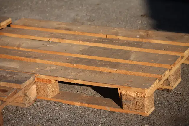 14x Palettes de Bois EURO EPAL. ideal pour Table.  LIVRAISON in Beds & Mattresses in Québec City - Image 3