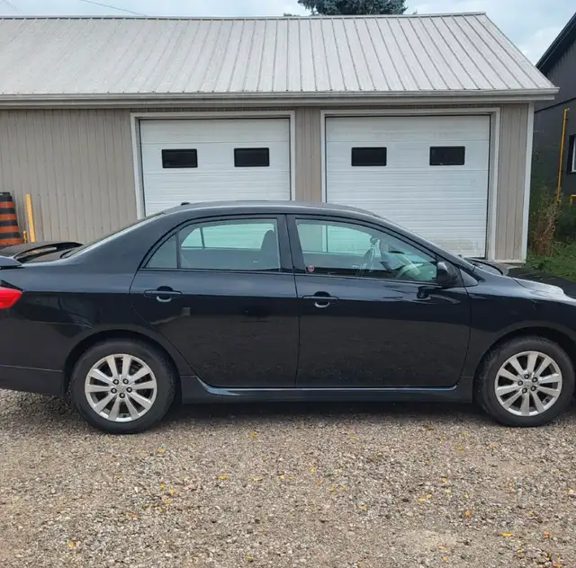 2009 Toyota Corolla S Manual in Cars & Trucks in Kitchener / Waterloo - Image 2