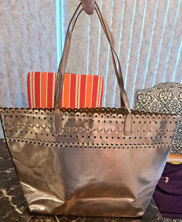 New - Mondani NewYork Hand Bag - Rose Gold in Women's - Bags & Wallets in Oshawa / Durham Region - Image 3