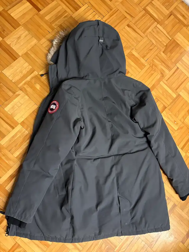 Canada Goose jacket women XS in Women's - Tops & Outerwear in City of Montréal - Image 5