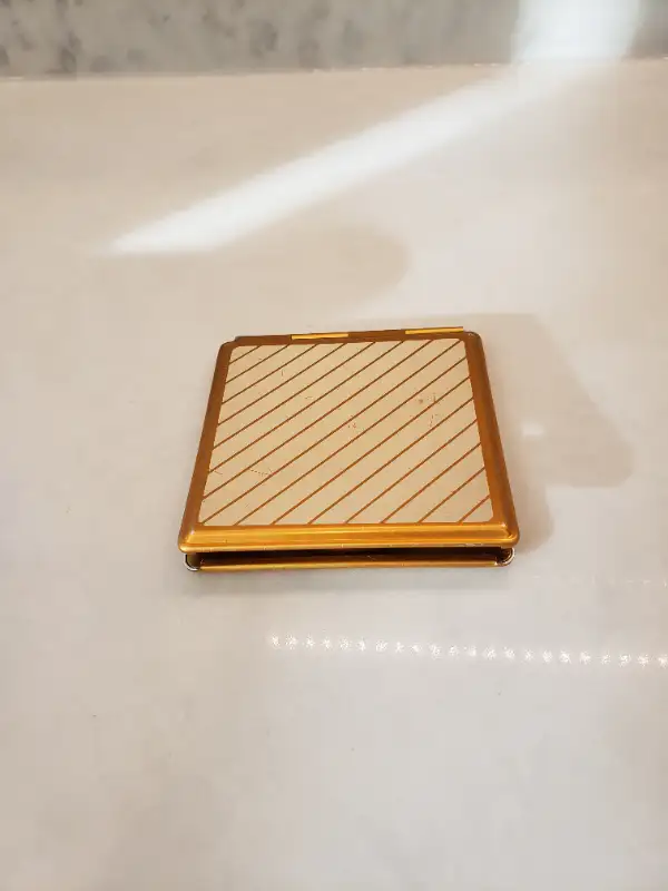 Vintage gold compact mirror in Women's - Other in Markham / York Region - Image 2