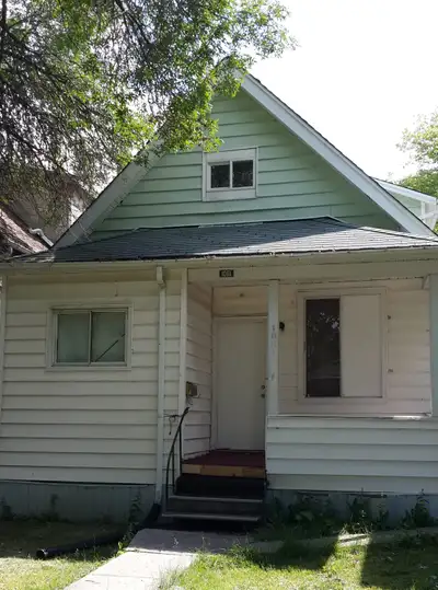 A 3-bedroom house located on 1061 Garnet st close to the intersection 5th st and Garnet is available...