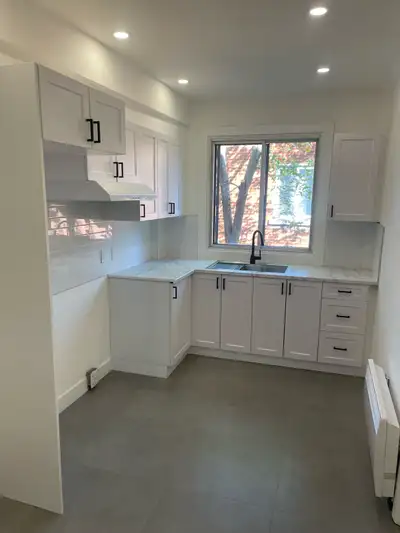 Description Immeuble tranquille situé en plein coeur d'Ahuntsic-Cartierville sur une rue paisible. a...