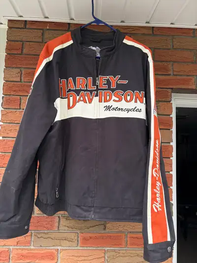 This pre-owned Harley-Davidson motorcycle jacket features bold black, white, and orange colour block...
