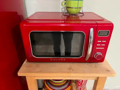Red Retro Galanz microwave. Good as new Txt don’t email plesse