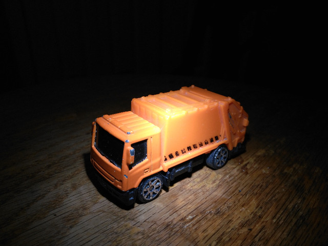 Maisto Garbage Truck 11720 1/64 Scale in Toys & Games in Sunshine Coast