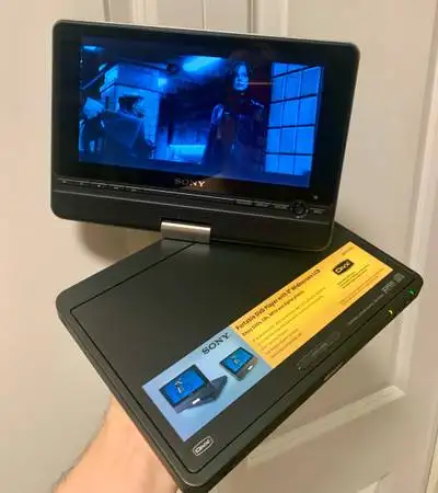 Sony DVP-FX815 Portable DVD Player 8" Widescreen LCD in General Electronics in Burnaby/New Westminster - Image 2