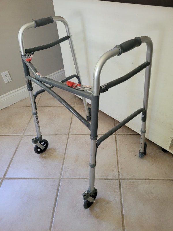 Aluminum 2 Wheel Walker / Heavy Duty / Extra Wide / New Commode