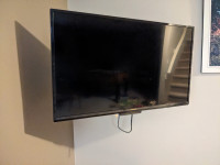 Hitachi 38.5 inch TV with wall mount