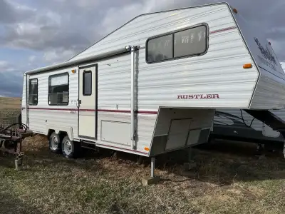 1992 rustler rw275 Everything works on it Has solar panel Has a ball hitch adapter Cons: Tires are n...