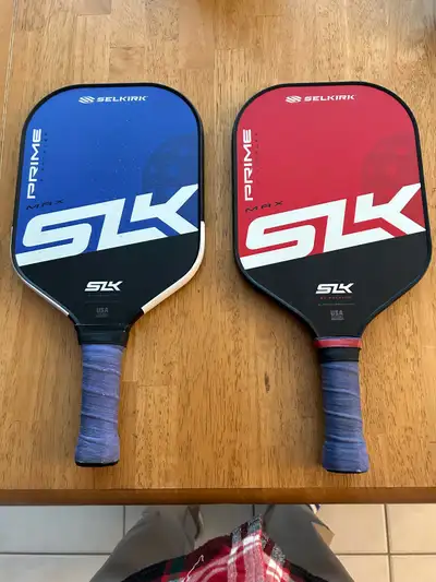 Very nice pickleball paddles. Comes with a carrying bag.